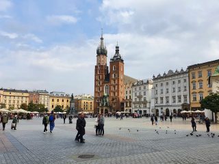 Rok spędzony w #gdansk zrobił swoje. Teraz #krakow zupełnie inaczej odczułem, słabiej, bez wibracji. Ale zaparkowałem samochód obok #placinwalidów i trochę dalej... jak się idzie do centrum jest #veganic bardzo dobre jedzenie, ciasta #oldtown #cracow #architecture