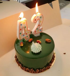 Dziękuję za ciasto #love 42 lata a czuję się jakby minęło 420. Mam takie przemyślenia. Dziewczyna podobne. Na tej planecie jest za mało istot tak zindywidualizowanych, podobnych. Trochę to przypomina ironię pierwszego sezonu #thegoodplace #dobremiejsce #netflix #birthday #birthdaycake #cake #urodziny
